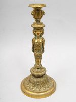 Paire de flambeaux en bronze ciselé et doré, le fût orné de … (photo 2)