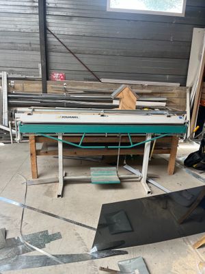 une table sur laquelle il y a beaucoup de verre