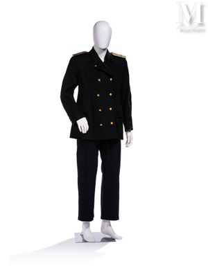 mannequin masculin vêtu d'un uniforme militaire sur fond blanc