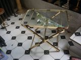 une table en verre posée sur un sol carrelé