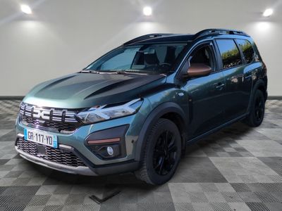 vue de face d'un SUV bleu garé sur un sol à damier