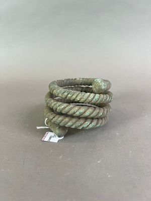 un gros plan sur une bobine de corde posée sur une table