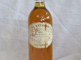 Des bouteilles de vin sont alignées sur une nappe blanche