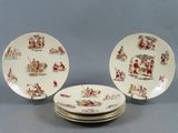 trois assiettes à motifs différents posées sur une table