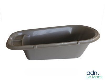 récipient rectangulaire en plastique gris, muni d'un couvercle et d'une poignée, sur fond blanc