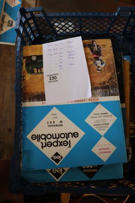 un panier bleu rempli de livres et de papiers posé sur une table