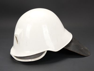 un gros plan d'un casque blanc sur fond noir