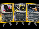 Quatre cartes Pokémon différentes sont représentées en ligne sur un fond noir.