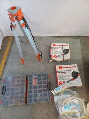 a tripod that is sitting on the ground next to other items