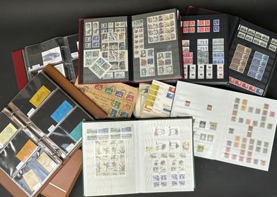 plusieurs types de timbres différents sur une table