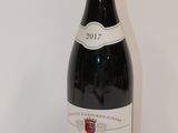 une bouteille de vin posée sur une table