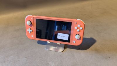 une console Nintendo Wii rose posée sur un support