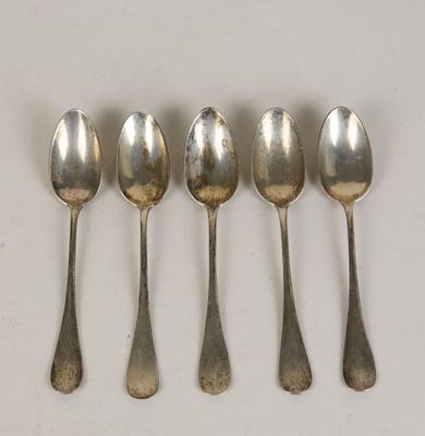 six cuillères sont alignées sur une surface blanche