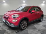 un SUV Fiat rouge garé dans un garage au sol carrelé