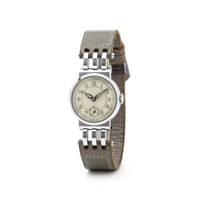 gros plan d'une montre-bracelet sur fond blanc