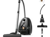 un gros plan d'un aspirateur et d'autres objets sur fond blanc
