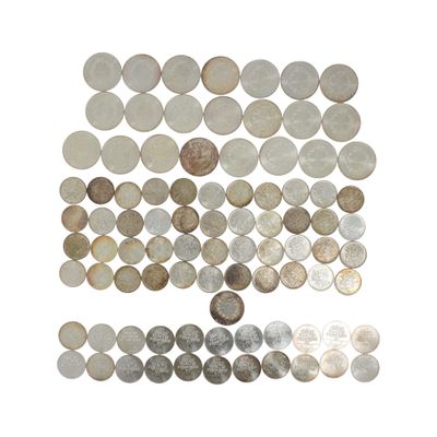 quelques pièces sont disposées en carré sur un fond blanc