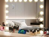 une coiffeuse avec un miroir et beaucoup de produits de maquillage dessus