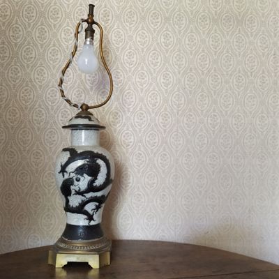 une lampe posée sur une table dans une pièce