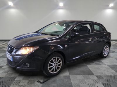 la voiture noire est garée dans le garage sur le sol en damier