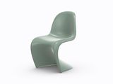 une image représentant une chaise en plastique verte sur fond blanc