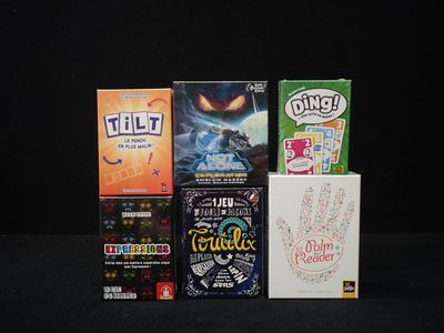 tout un tas de snacks différents sur la table