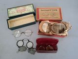 une boîte de lunettes et une paire de lunettes posées sur une table