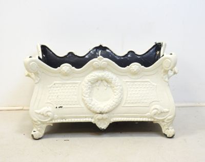 une jardinière blanche et noire ornée d'un cœur