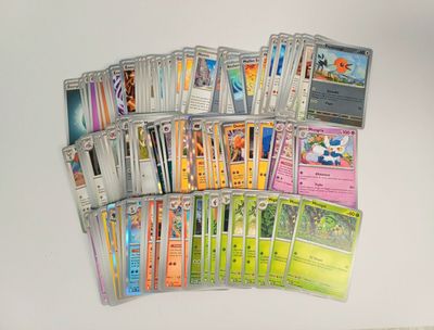 beaucoup de cartes pokemon sur la table
