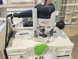une machine posée sur une palette dans un entrepôt