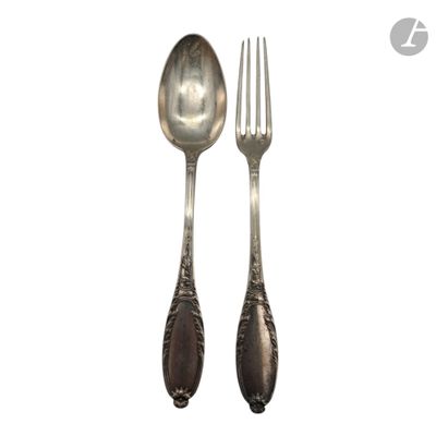 une paire de cuillères et d'une fourchette anciennes en métal argenté sur fond blanc