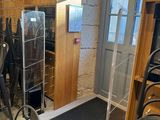 une pièce dans laquelle se trouvent des chaises, une table et un miroir