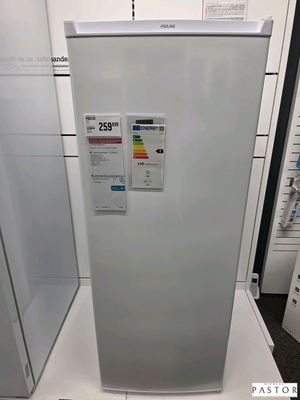 une photo d'un réfrigérateur sur lequel est apposée une étiquette de prix