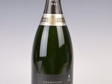 gros plan d'une bouteille de champagne sur une surface blanche