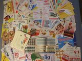 de nombreux types de billets différents et des billets posés sur la table