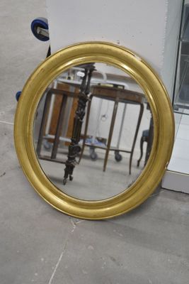 un miroir posé par terre devant une porte