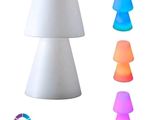 quatre lampes de couleurs différentes sur un fond blanc