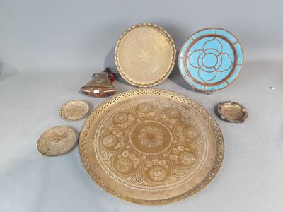 une table sur laquelle se trouvent beaucoup d'assiettes et de bols