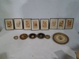 de nombreuses photos encadrées et une horloge posée sur la table
