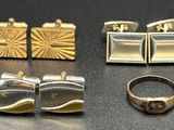 cinq paires de montres-bracelets et une bague posées sur une table