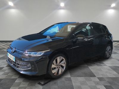 une Volkswagen e-Golf noire garée sur un sol à damier