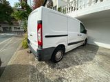 une camionnette blanche garée devant un bâtiment