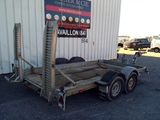 an image of a trailer parked in front of a building