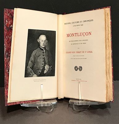 un livre ouvert sur lequel figure la photo d'un homme en uniforme militaire