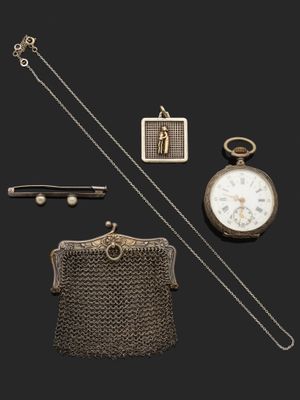 une image représentant une montre de poche, une chaîne et d'autres objets sur fond noir
