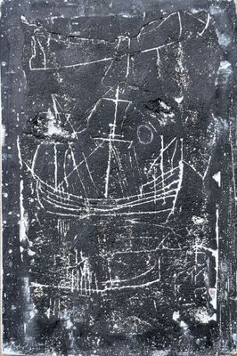 une image représentant un dessin en noir et blanc d'un bateau sur l'eau