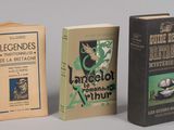 trois livres posés l'un sur l'autre, l'un à côté de l'autre