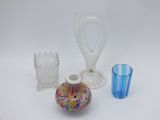 trois vases et deux verres posés sur une surface blanche