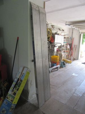 une pièce où se trouvent de nombreux outils