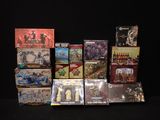 de nombreux jeux exposés sur une table noire